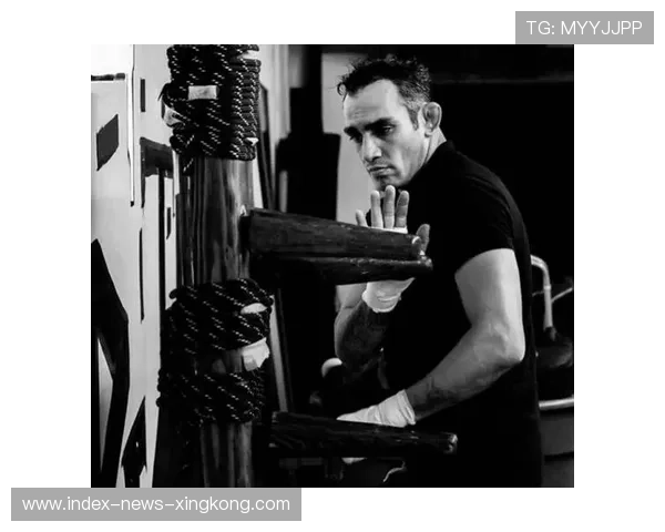 UFC怒砸对手终结比赛：逆境中的爆发力量